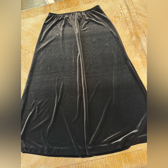 R & K Black Velvet Maxi Skirt Small Waist 34” Length 33” Polyester - Picture 3 of 5